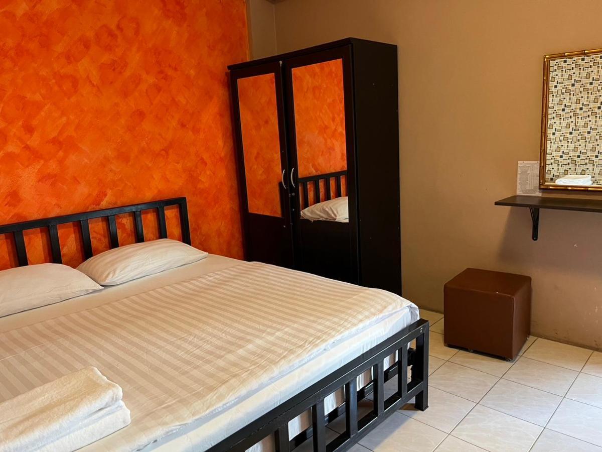 Sodsai Garden Aparthotel Банкок Екстериор снимка