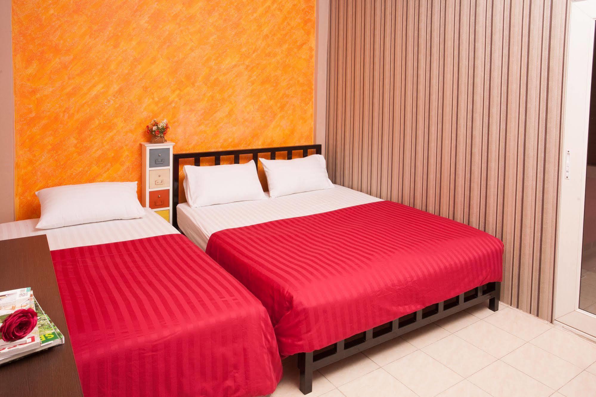 Sodsai Garden Aparthotel Банкок Екстериор снимка
