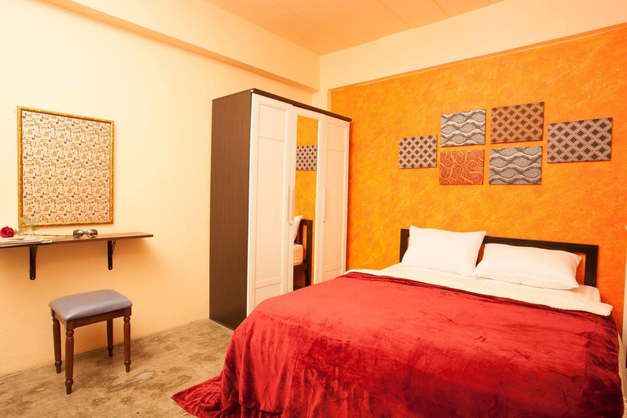 Sodsai Garden Aparthotel Банкок Екстериор снимка
